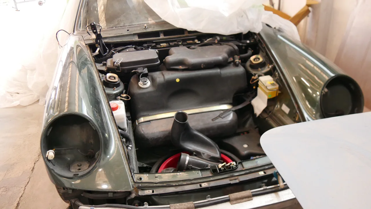 Porsche 911 Cabriolet Heck mit geöffnetem Motordeck in der Werkstatt