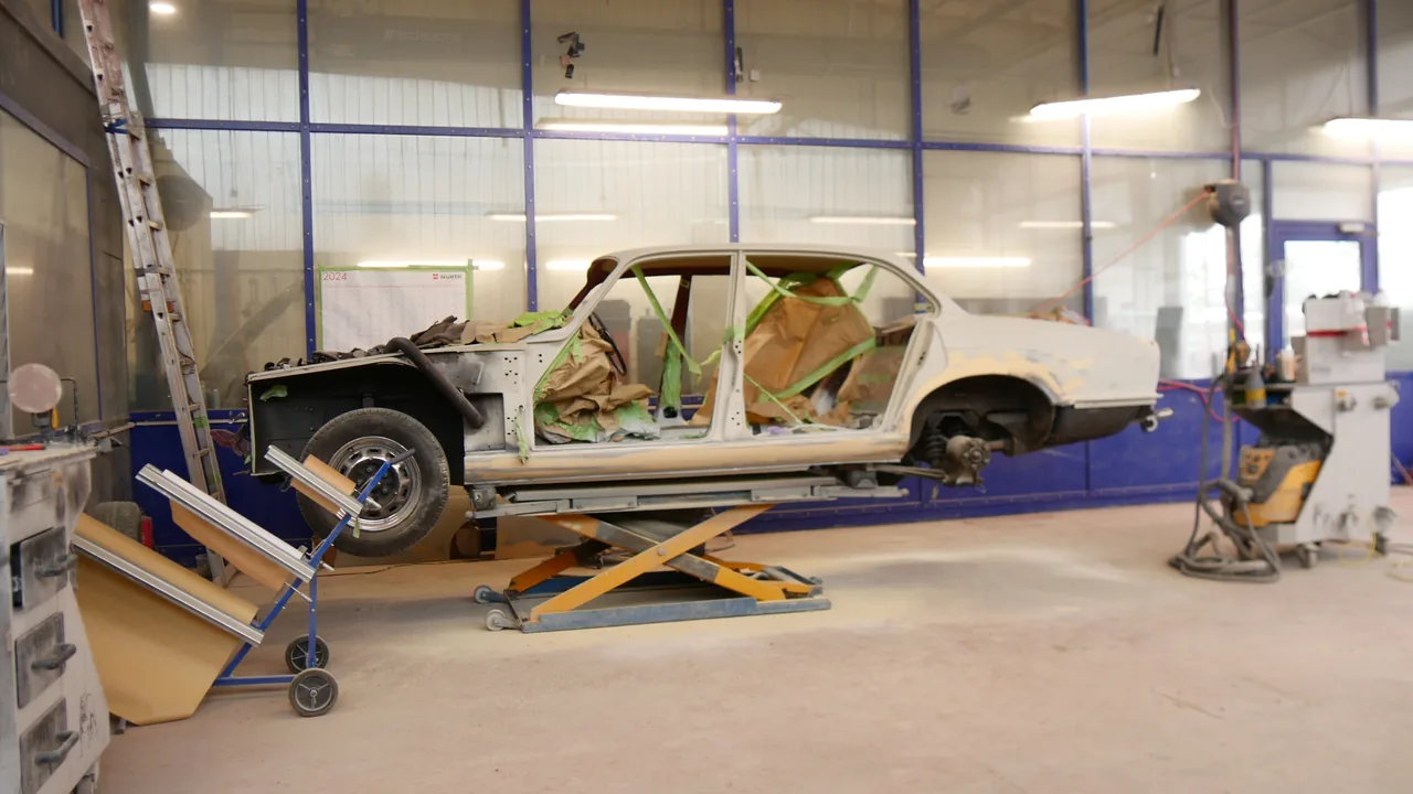 Oldtimer in Vollrestauration, Karosserie im Blankmetall vor der Lackierung